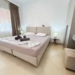 Seaside Bloom Retreat E72 דירה